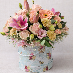 Pastel seasonal hatbox flower arrangement with roses lilies and gerbera – Pretoria flower delivery