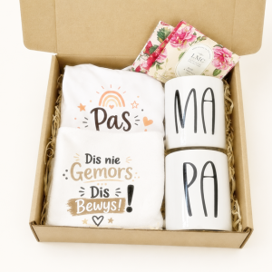 Pas Uitgepak Afrikaans baby gift hamper with a short-sleeved baby grow, bib, Ma and Pa mugs, tea sachets and a kraft gift box.
